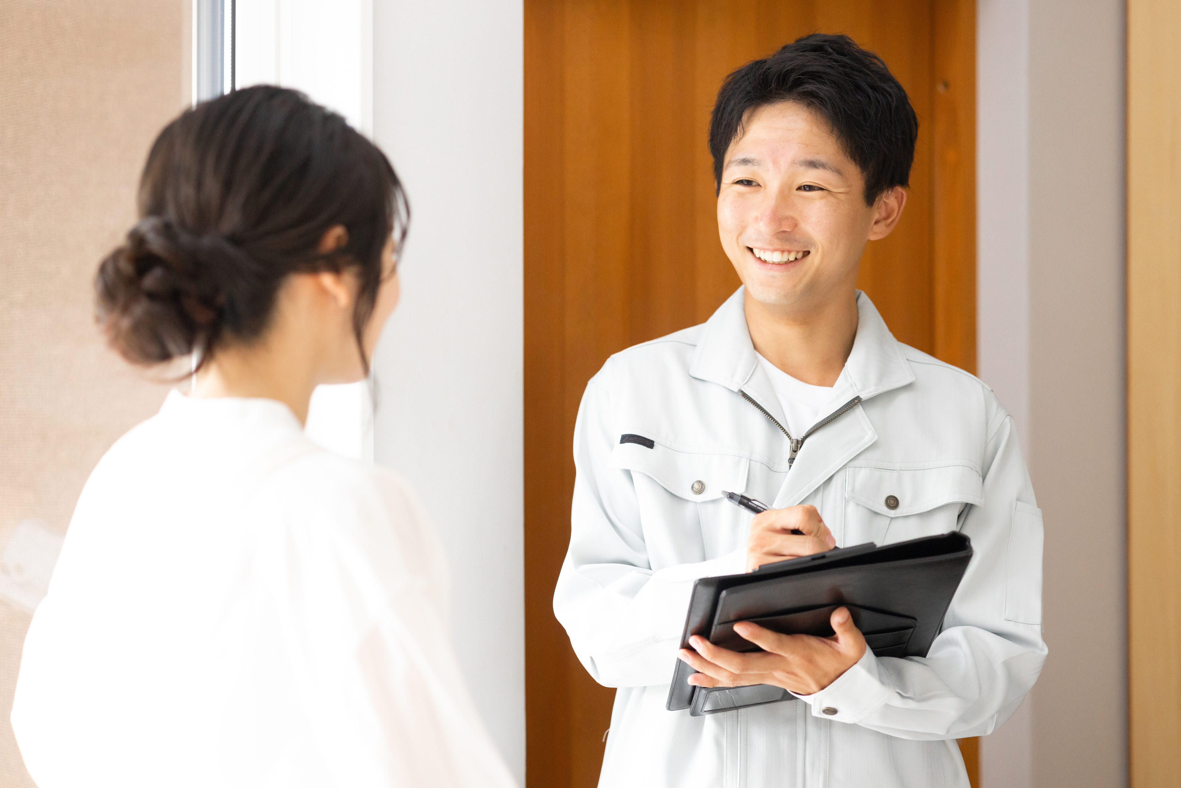 作業員のお兄さんが家に訪問している様子