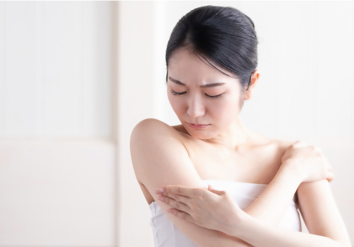 痒がっている女性の画像