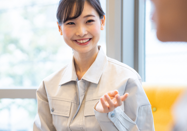 笑顔の女性スタッフの写真